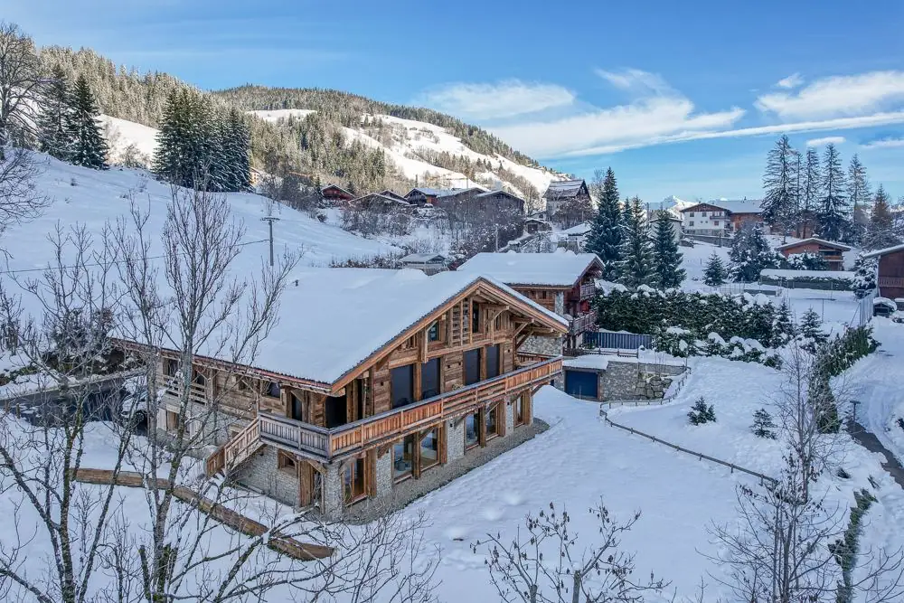 Le chalet sous la neige, à Prariand, au-dessus de Megève