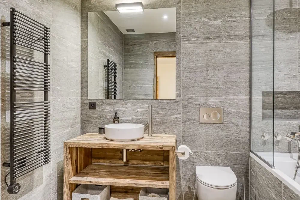 Une des trois salles de bains