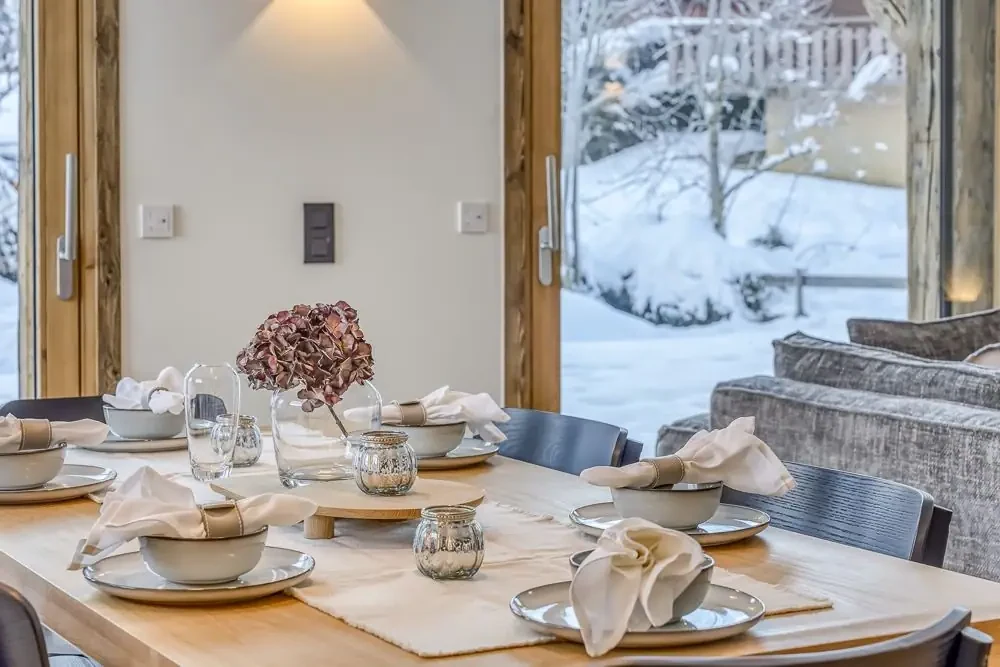 La table dressée face au jardin enneigé