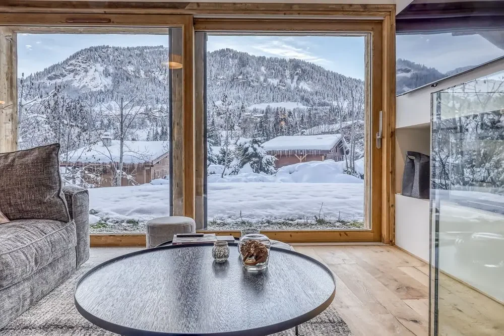 La baie vitrée du salon, les montagnes devant